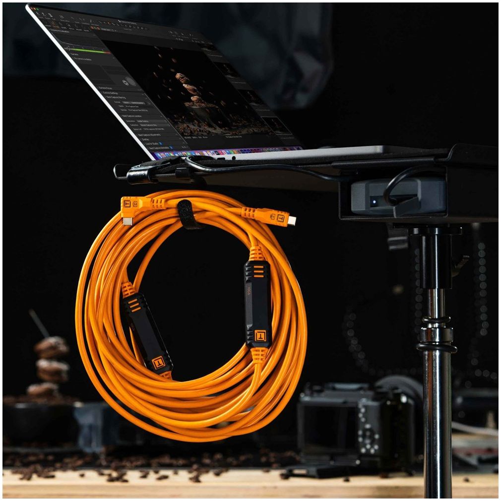 Tether Tools TetherPro Optima 10G USB-C, 31' (9.4m), straight to right orange